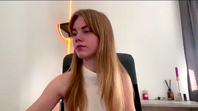SunnyStrike stripchat live cam model