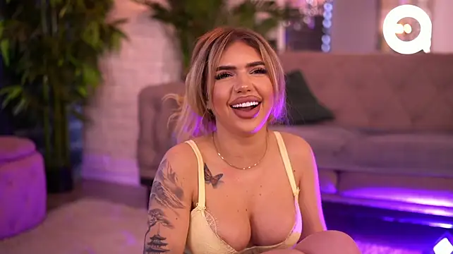 MaevaRey stripchat live cam model