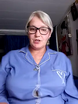 irinamaux stripchat live cam model