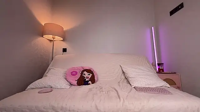 GlossyVixen stripchat live cam model