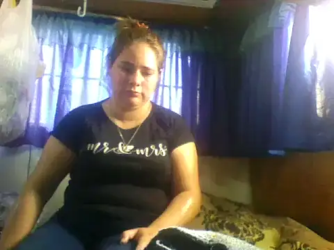 lucyervez stripchat live cam model