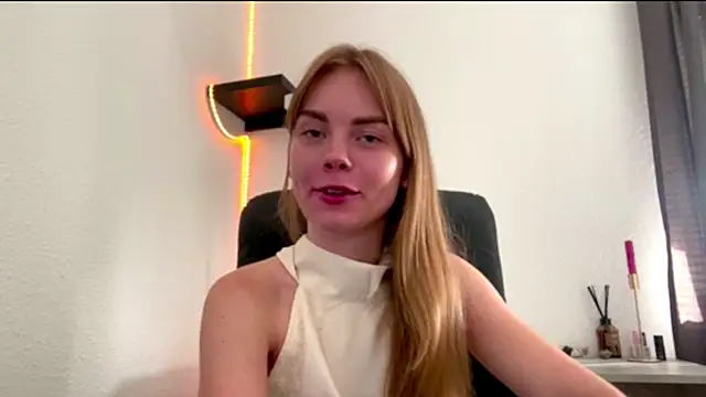 SunnyStrike stripchat live cam model
