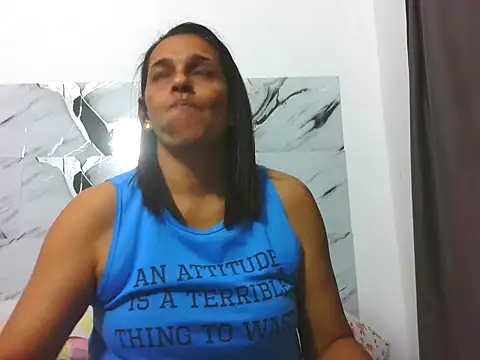 latinbrunettet stripchat live cam model