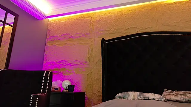naomi_hill1 stripchat live cam model