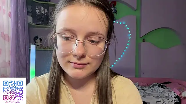 RoseLyyn stripchat live cam model