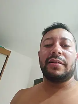 VinniKey stripchat live cam model