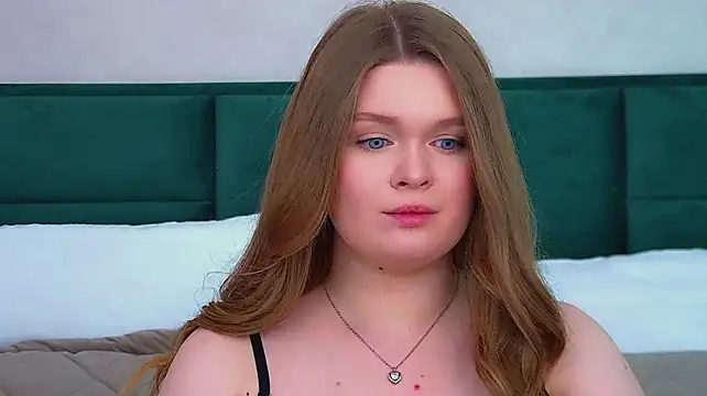 CrystalLyons stripchat live cam model