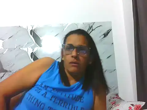 latinbrunettet stripchat live cam model