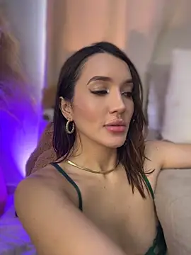Bella-taylorr stripchat live cam model