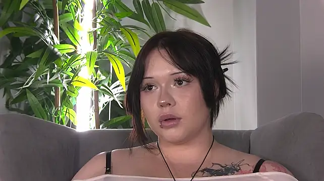 KittyNuarr stripchat live cam model