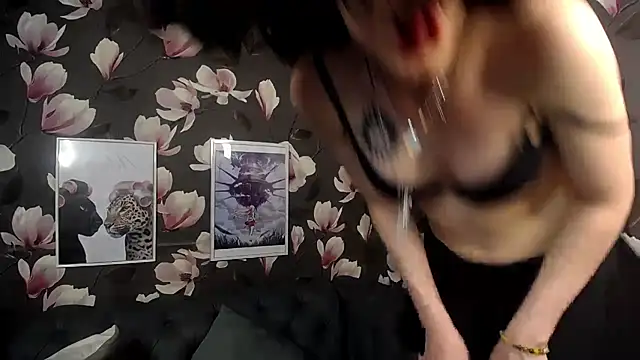 MickeQuinee stripchat live cam model
