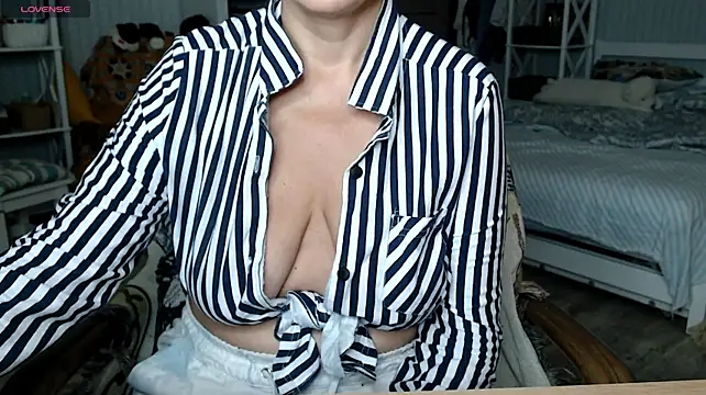BloomingAllure stripchat live cam model
