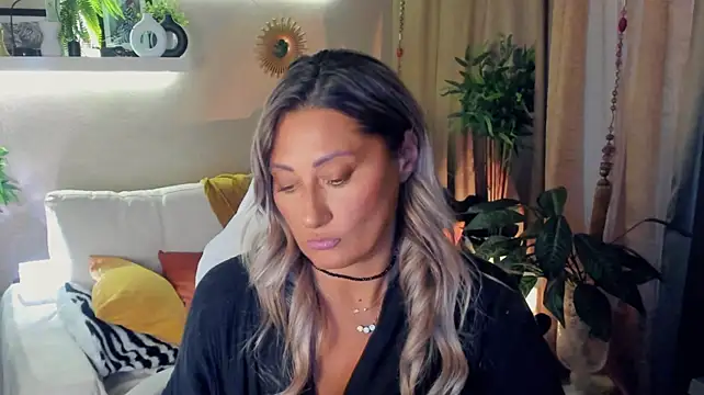 SarahAlluring stripchat live cam model