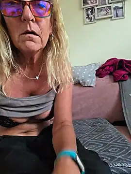 HotWifeLyn68 stripchat live cam model