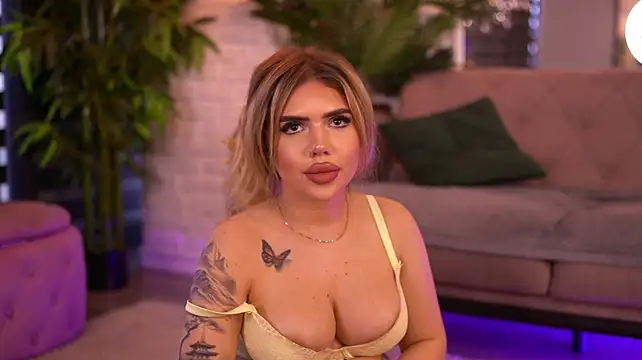 MaevaRey stripchat live cam model