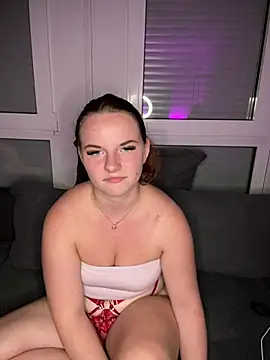 SecretSarah69 stripchat live cam model