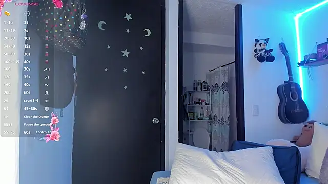 santinaughty stripchat live cam model