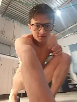 Davitfitnosuke stripchat live cam model