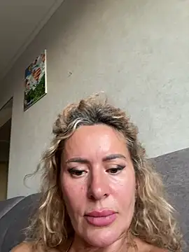 Tania201243 stripchat live cam model