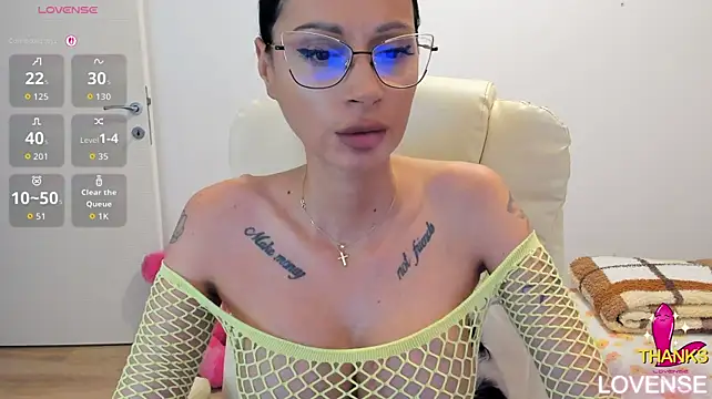 kissnicol32 stripchat live cam model