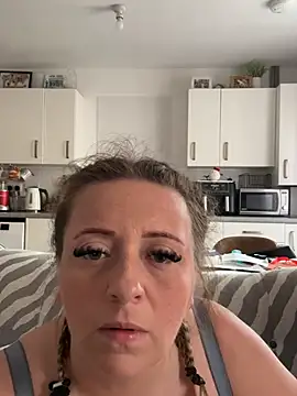 Poppyshaw_ stripchat live cam model