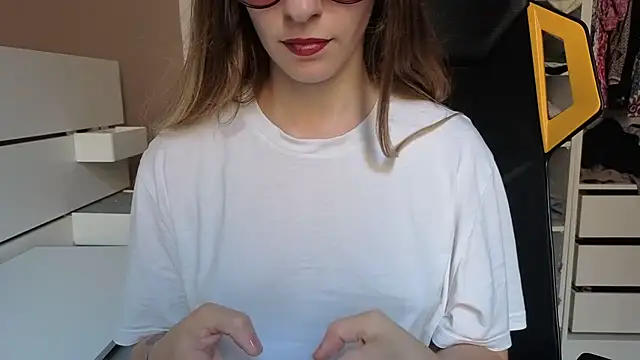 petiteetoile stripchat live cam model