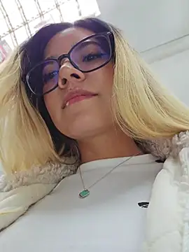 Pretty_roxxyy stripchat live cam model