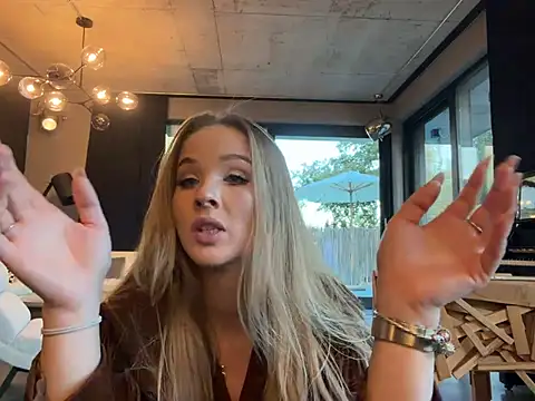 HeySiryy stripchat live cam model