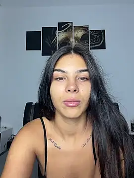 Crissdesire stripchat live cam model