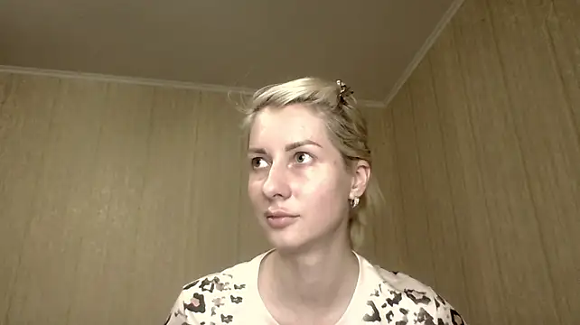 BlondieOnline_ stripchat live cam model