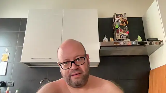 theitalianbear stripchat live cam model