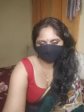Sravvi499 stripchat live cam model