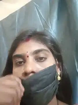 Keerthi_143 stripchat live cam model