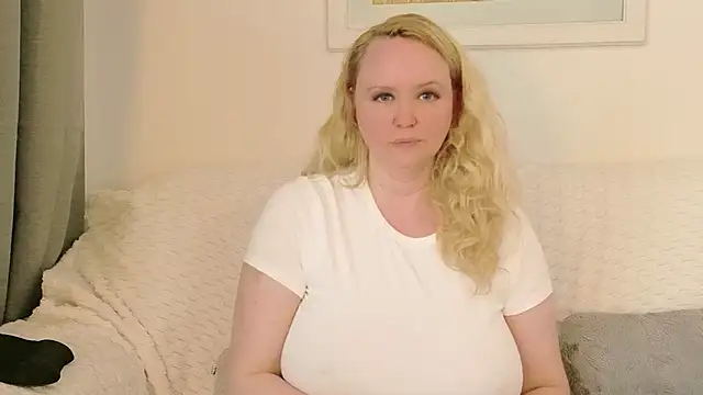 Sarah4you stripchat live cam model