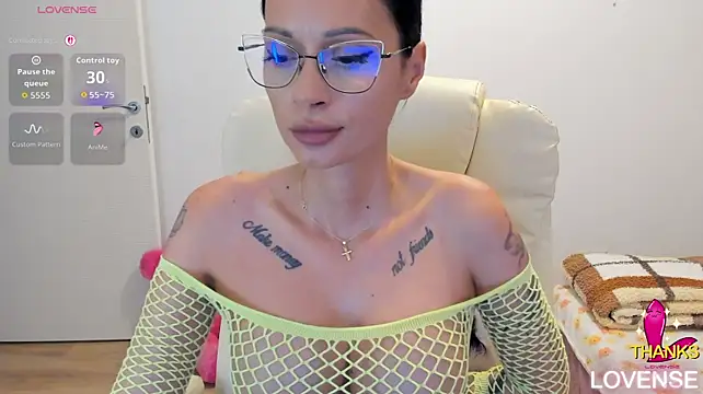 kissnicol32 stripchat live cam model