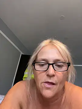 Blondnboujee53 stripchat live cam model