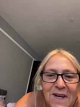 Blondnboujee53 stripchat live cam model