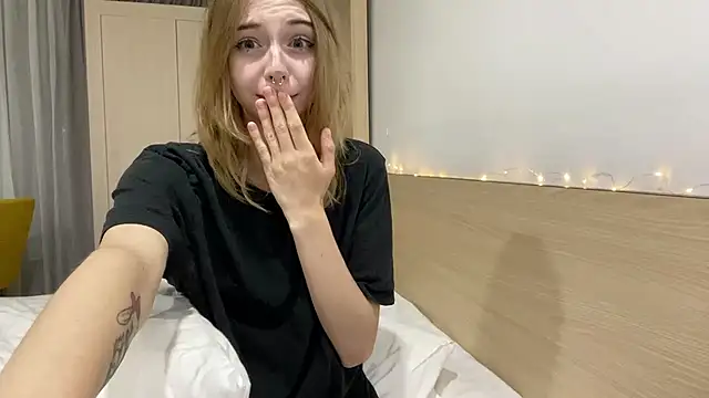 DaniGlow stripchat live cam model