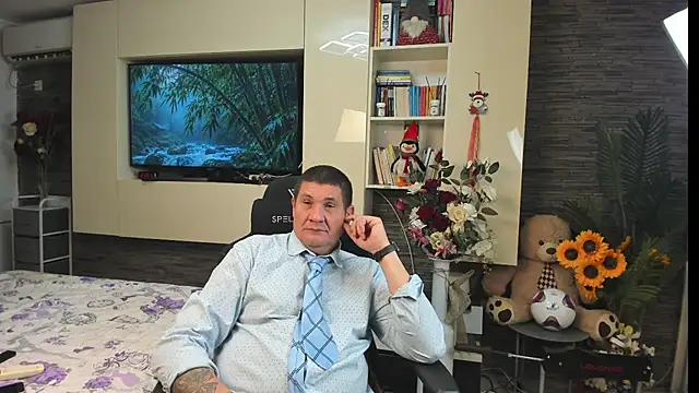 SpartacusDaddy48 stripchat live cam model