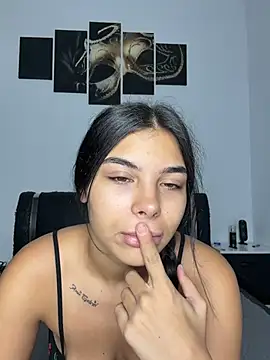 Crissdesire stripchat live cam model