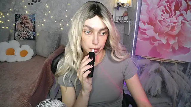 NickyAdamidi stripchat live cam model