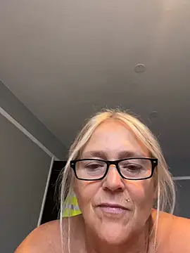 Blondnboujee53 stripchat live cam model