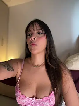 Amberxbluee stripchat live cam model