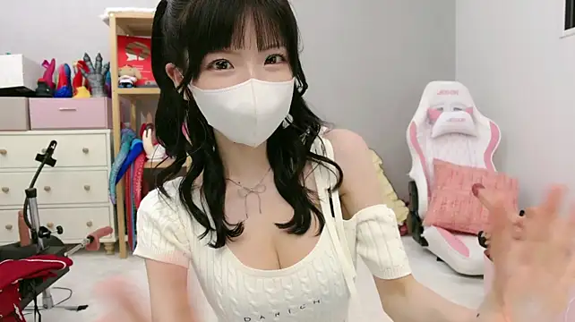 -minami- stripchat live cam model