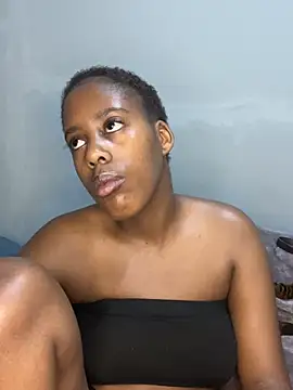 petite_bee stripchat live cam model