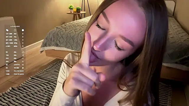 Qeeeunn stripchat live cam model