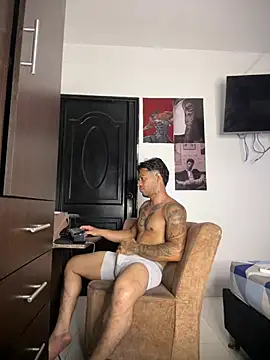 Enzomoretti__ stripchat live cam model