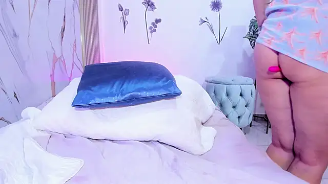 YUSELFI_ROSS_ stripchat live cam model