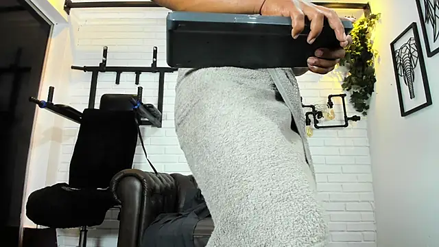 ItaloMoore stripchat live cam model