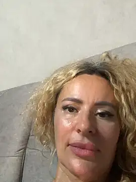 Tania201243 stripchat live cam model